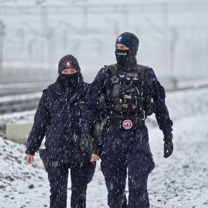 zdjęcie przedstawia policjanta i funkcjonariusza SOK przy torowisku