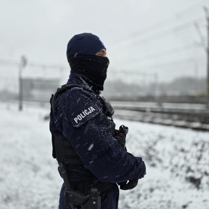 zdjęcie przedstawia policjanta przy torowisku