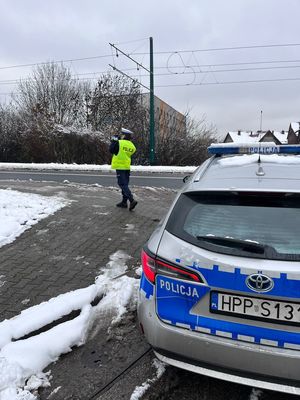 zdjęcie przedstawia policjantów mierzących prędkość