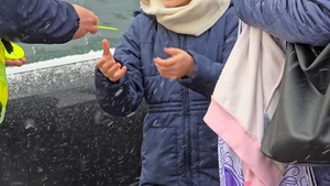 zdjęcie przedstawia policjanta rozdającego odblaski