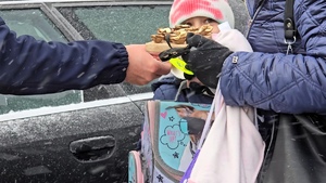 zdjęcie przedstawia policjanta rozdającego odblaski