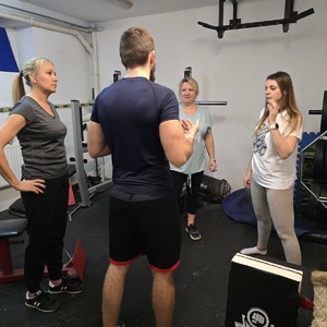 zdjęcie przedstawia policjanta szkolącego kobiety z samoobrony