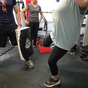 zdjęcie przedstawia policjanta szkolącego kobiety z samoobrony