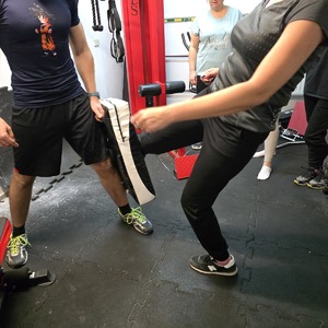 zdjęcie przedstawia policjanta szkolącego kobiety z samoobrony