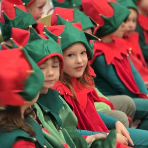 zdjęcie przedstawia dzieci przebrane za elfy