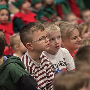 zdjęcie przedstawia dzieci