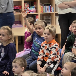 zdjęcie przedstawia dzieci