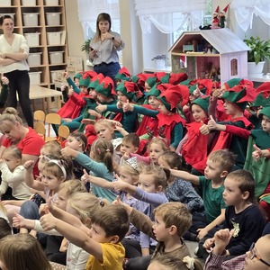 zdjęcie przedstawia dzieci