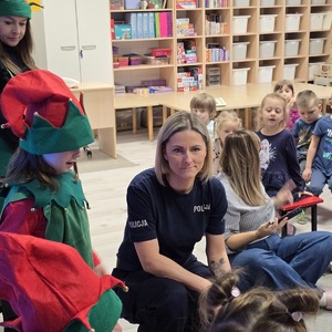 zdjęcie przedstawia policjantkę rozmawiającą z dziećmi