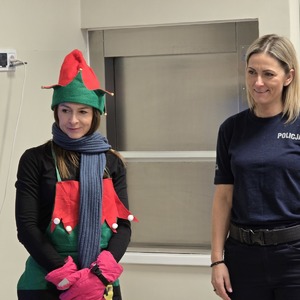 zdjęcie przedstawia policjantkę i przedstawicielkę przystani