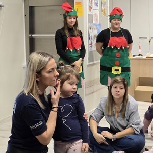 zdjęcie przedstawia policjantkę rozmawiającą z dziećmi