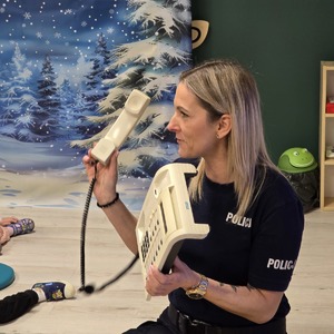 zdjęcie przedstawia policjantkę rozmawiającą z dziećmi