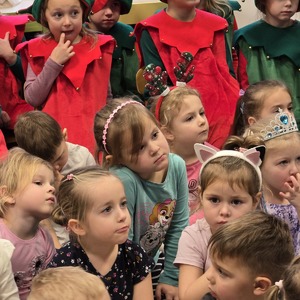 zdjęcie przedstawia dzieci