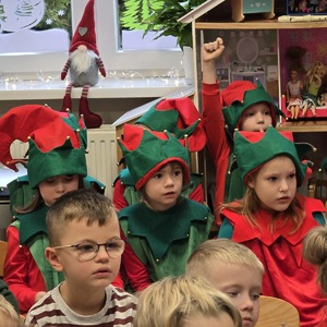 zdjęcie przedstawia dzieci