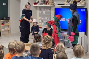 zdjęcie przedstawia policjantkę i pracowników przystani na prelekcji w przedszkolu
