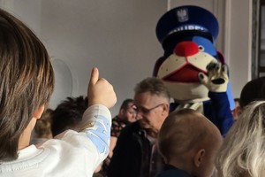 zdjęcie przedstawia dziecko pokazujące kciuk sznupkowi