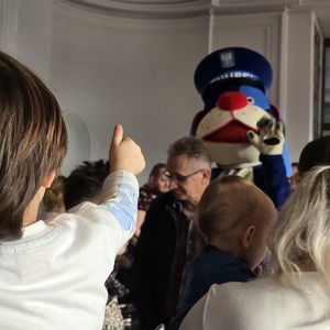 zdjęcie przedstawia dziecko pokazujące kciuk sznupkowi