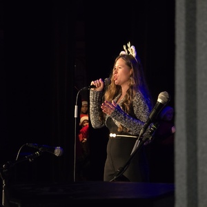 zdjęcie przedstawia występ artystyczny na scenie