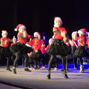 zdjęcie przedstawia występ artystyczny na scenie