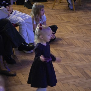 zdjęcie przedstawia dziecko tańczące pod sceną