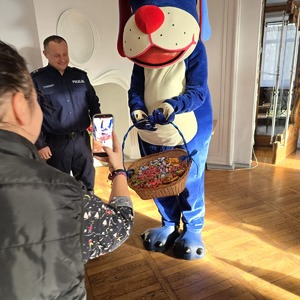 zdjęcie przedstawia sznupka rozdającego cukierki