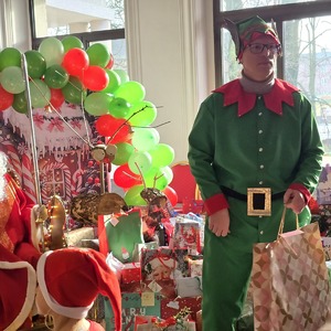 zdjęcie przedstawia prezydenta przebranego za elfa