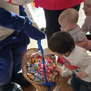 zdjęcie przedstawia sznupka rozdającego cukierki