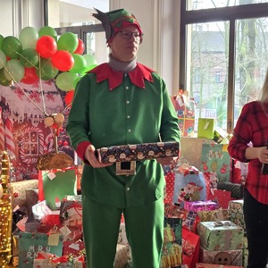 zdjęcie przedstawia prezydenta przebranego za elfa