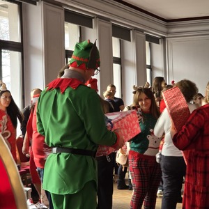 zdjęcie przedstawia prezydenta wręczającego prezenty