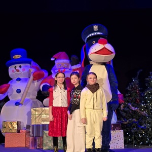 zdjęcie sznupka na scenie z dziećmi