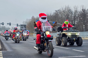 zdjęcie przedstawia uczestników parady motocykli i quadów