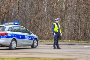 zdjęcie przedstawia policjanta kierującego ruchem
