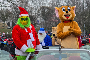 zdjęcie przedstawia uczestników parady przebranych za grincha i mysz