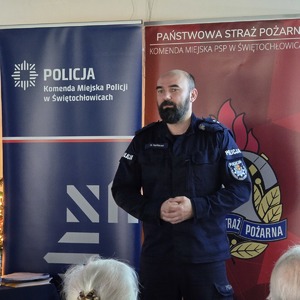 zdjęcie przedstawia policjanta