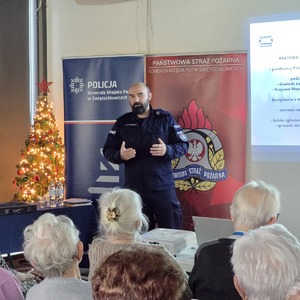 zdjęcie przedstawia uczestników debaty i policjanta w mundurze