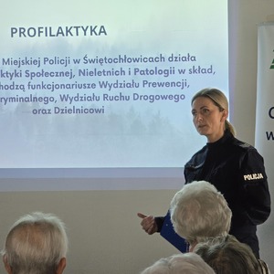 zdjęcie przedstawia policjantkę podczas debaty