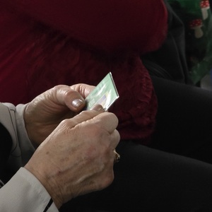 zdjęcie przedstawia zbliżenie na trzymane przez kobietę etui na kartę z ZUS
