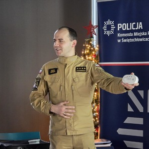 zdjęcie przedstawia strażaka podczas prelekcji