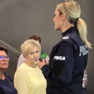 zdjęcie przedstawia policjantkę podczas prelekcji