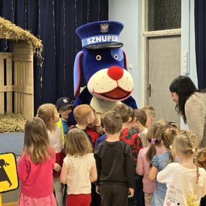 zdjęcie przedstawia dzieci i maskotkę psa sznupka