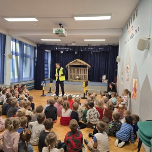 zdjęcie przedstawia policjanta podczas prelekcji