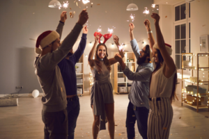 grafika przedstawia osoby bawiące się na sylwestrze