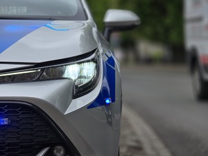 zdjęcie przedstawia zbliżenie na radiowóz