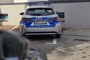 zdjęcie przedstawia radiowóz na tle komendy