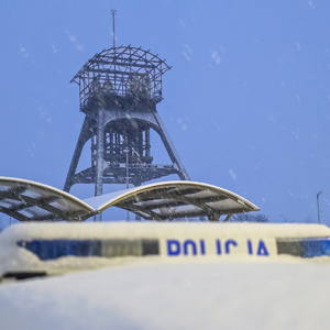 zdjęcie przedstawia neon policyjny i wieżę