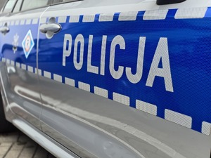 zdjęcie przedstawia napis na radiowozie policyjnym