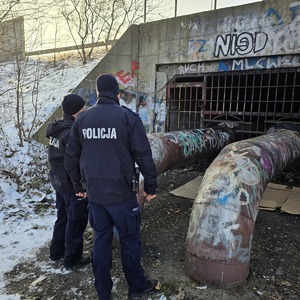 zdjęcie przedstawia dzielnicowych kontrolujących miejsca przebywania bezdomnych