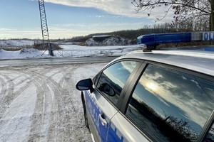 zdjęcie przedstawia zaparkowany radiowóz