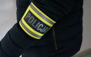 zdjęcie przedstawia opasę odblaskową z napisem policja