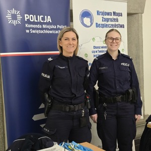 zdjęcie przedstawia policjantki na spotkaniu profilaktycznym